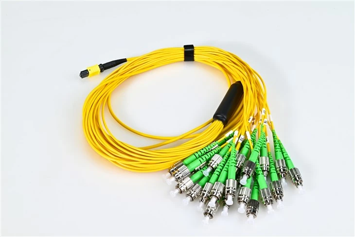 Fiiberoptiline plaastrikaabel Mtp kuni Fc Apc 3,0 mm kollane 24 südamikuga