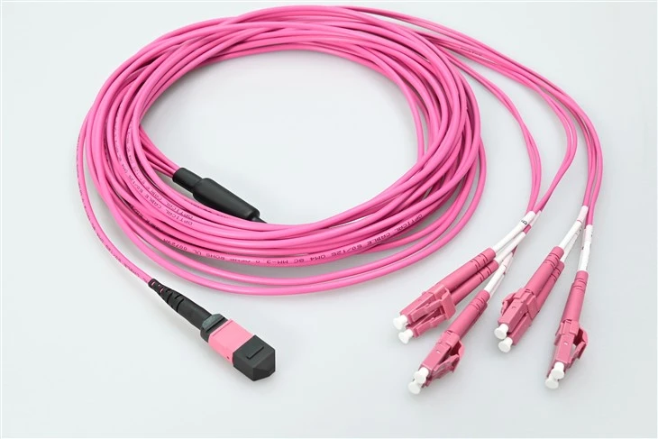 MTP kuni LC 8-Fiber OM4 Plenum Breakout kaabel 0,35 dB väikese kaoga MTP pistikuga