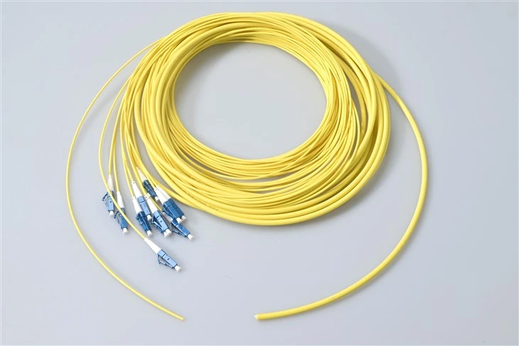 SC/UPC 12-tuumaline fiiberoptiline pigtail, 9/125 SM 0,9 mm PVC/LSZH