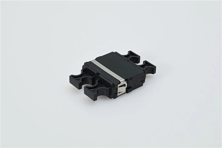 MTP®/MPO-8/12/24 must fiiberoptiline adapter/liides äärikuga, võti ülevalt alla